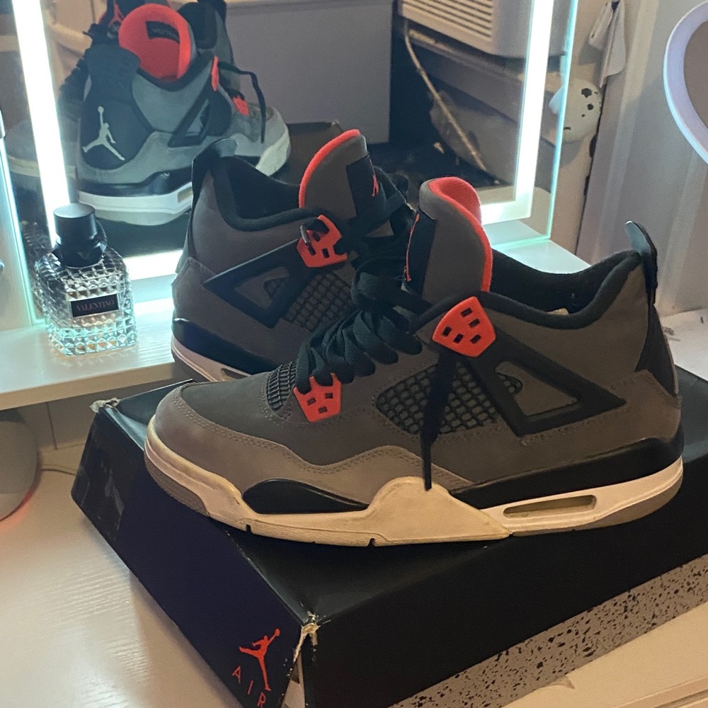 Jordan Men's Black and Red Sneakers